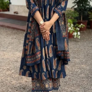 Women Cotton Blend Kurta Pant Dupatta Set