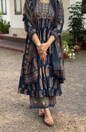 Women Cotton Blend Kurta Pant Dupatta Set